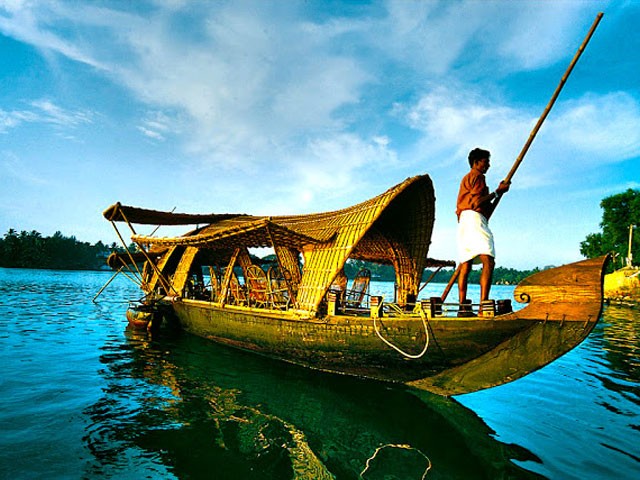 Alleppey Backwaters: places to visit in kerala